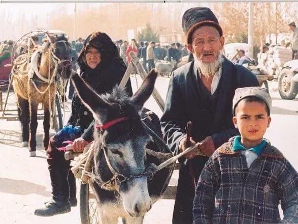 Китай запрошує відвідати "освітні центри", які вважають концтаборами