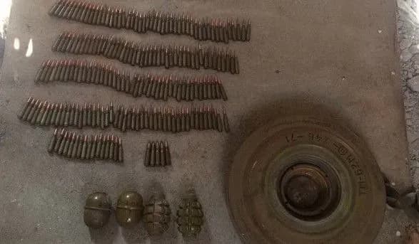 Схованку зі зброєю та боєприпасами знайшли у Луганській області