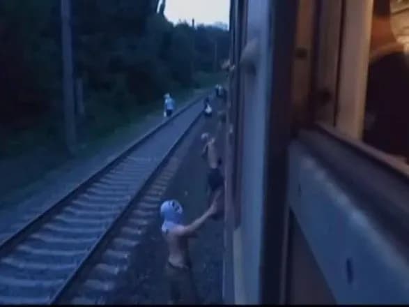 Погром електрички у Києві: встановлено ще двох вандалів