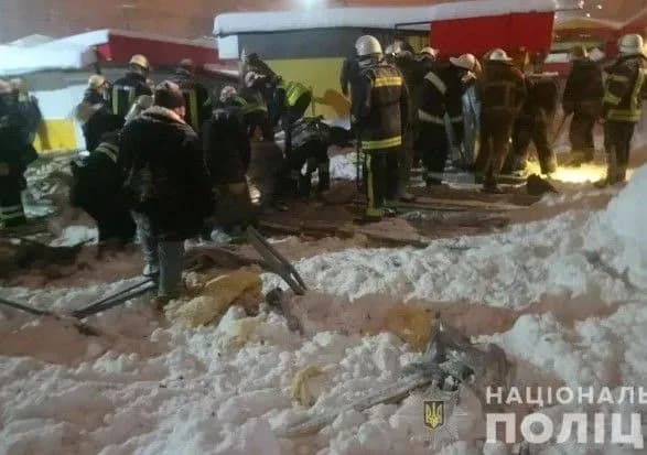 У Харкові обвалився дах недобудованої будівлі, є постраждалі