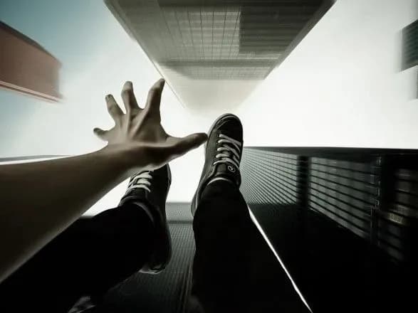 У Києві юнак розбився, впавши з висоти