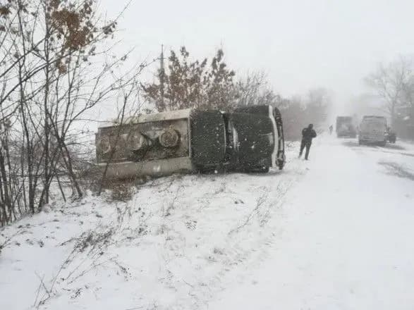 Через ожеледицю на дорозі перекинувся бензовоз