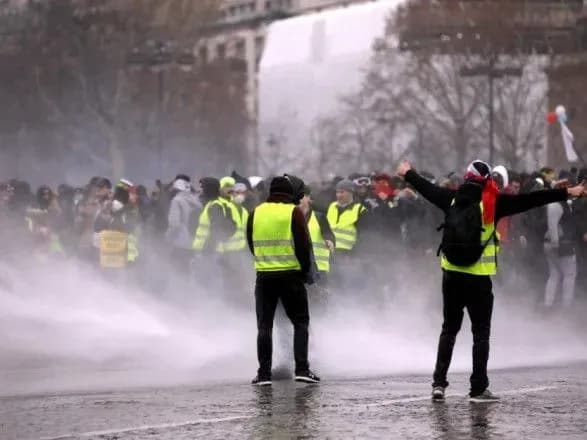 Під час маніфестацій "жовтих жилетів" постраждали 24 людини