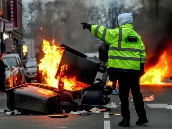 Протести "жовтих жилетів": у Парижі затримали вже 24 людей