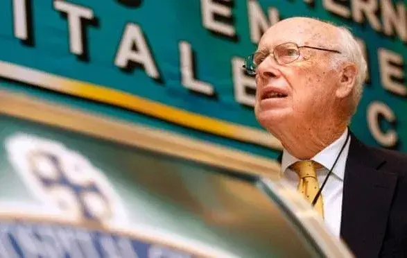 Нобелівського лауреата позбавили почесних звань через расистські заяви