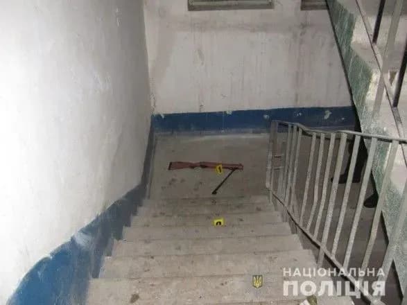 Чоловік вигнав посеред ночі дружину і стріляв у поліцейських