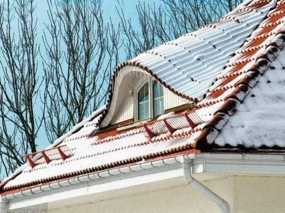 Негода зруйнувала дах п'ятиповерхівки в Ужгороді