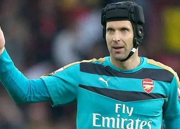 Триумфатор ЛЧ и ЛЕ вратарь Чех объявил дату завершения карьеры