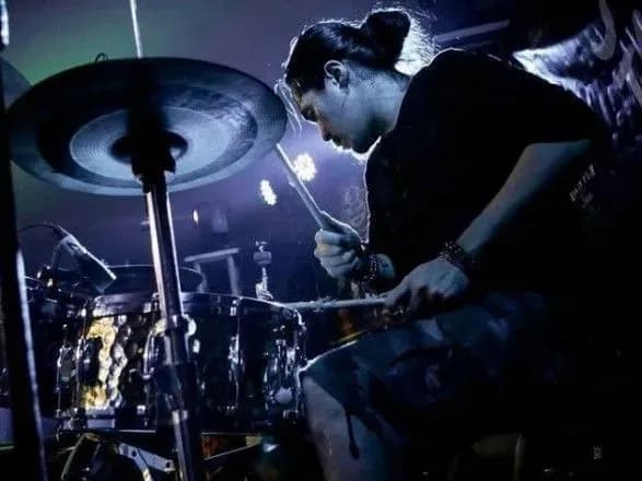 Барабанщик відомої групи вчинив самогубство в прямому ефірі