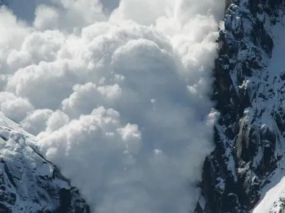 У Карпатах на дорогу зійшла лавина
