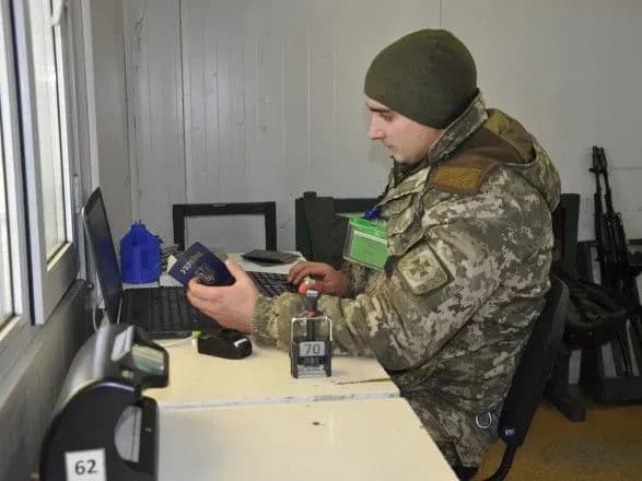 У чергах на КПВВ на Донбасі зібралось 265 авто