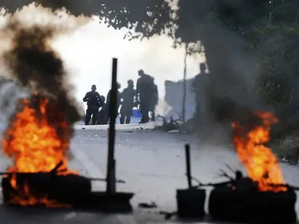 У Венесуелі протестувальники вступили в зіткнення з поліцією
