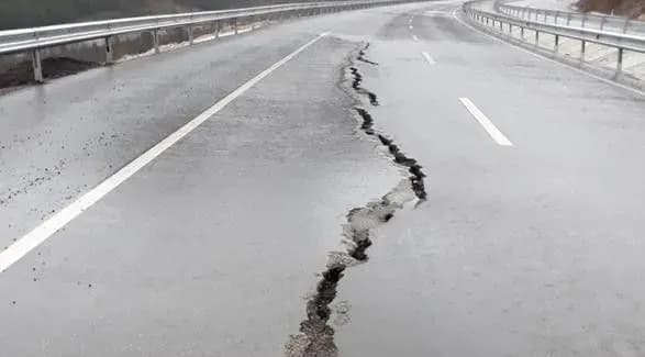 Зсув на трасі у Туреччині: перекрито ділянку в кілометр