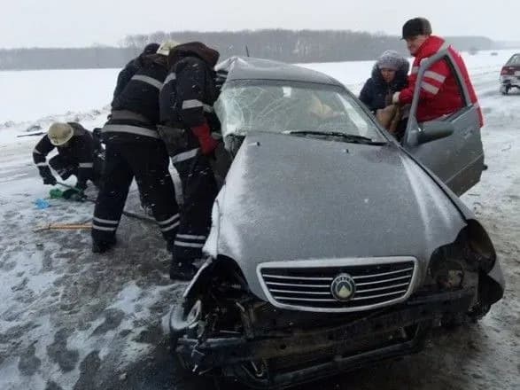 Через зіткнення авто загинули двоє людей, троє поранені