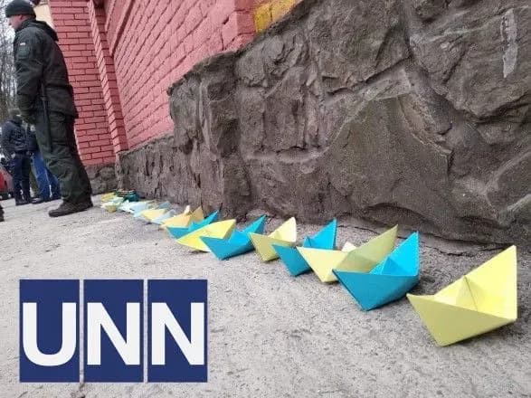 Біля консульства РФ у Львові провели акцію на підтримку полонених моряків