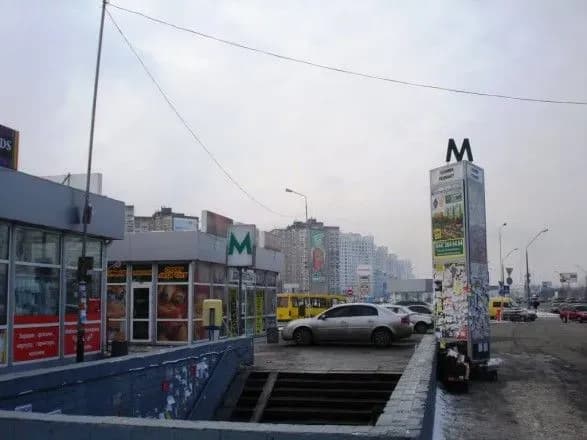 У Києві поряд з ТЦ на Позняках знайшли труп