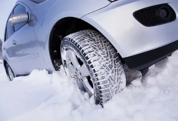 У Києві легковик зіткнувся з автобусом та вилетів на тротуар