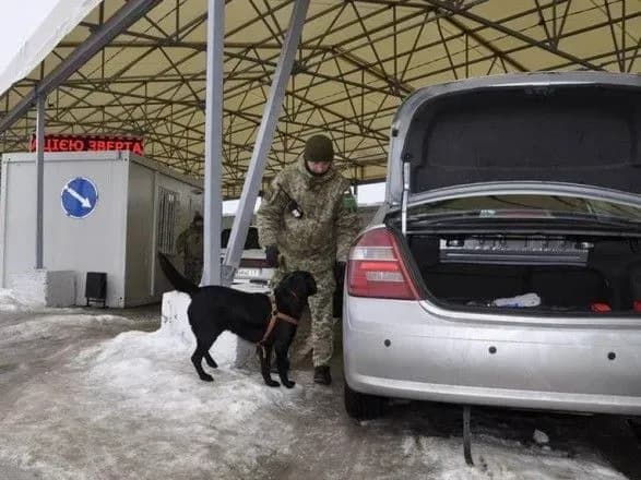 У чергах на КПВВ на Донбасі зібралось понад 300 авто