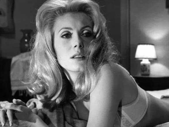 Майже за 1 млн євро на аукціоні були продані сукні Катрін Деньов