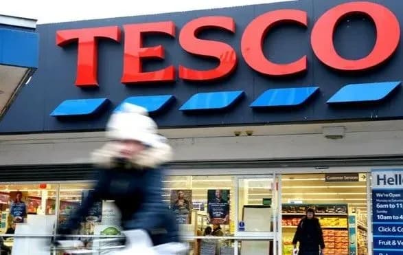 Британська торговельна мережа Tesco може скоротити близько 15 тисяч робочих місць