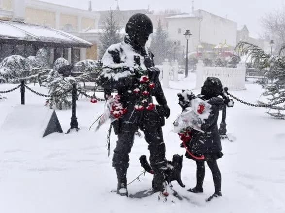 У Сімферополі облили фарбою пам'ятник "ввічливим людям"