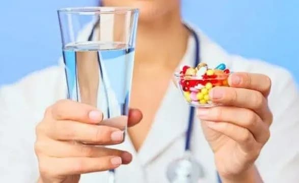 Супрун взялась за запивання ліків