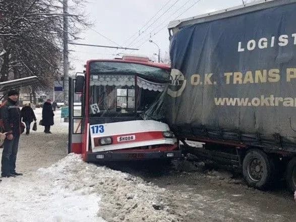 У вантажівки від’єднався причеп і врізався у тролейбус, є постраждалі