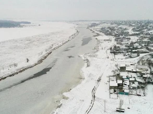 Двое детей провалились под лед