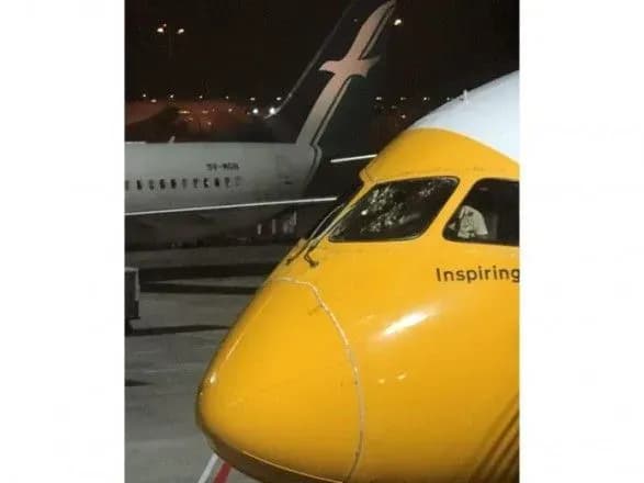 В Сінгапурі у пасажирського літака під час перельоту тріснуло лобове скло