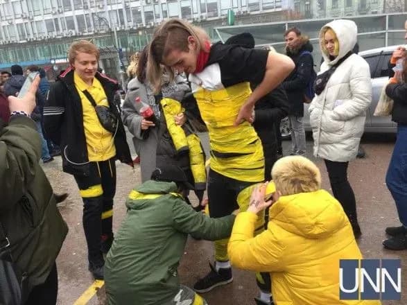 У Києві під Палацом спорту зібралися сотні фанатів Twenty one Pilots