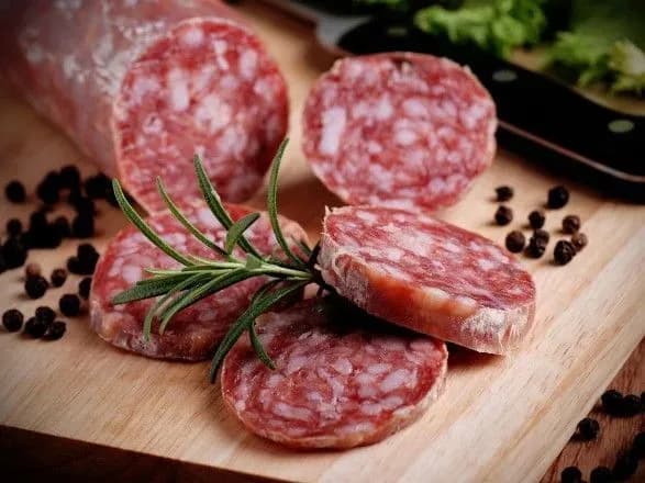 В Україні почали робити більше сирокопчених ковбас