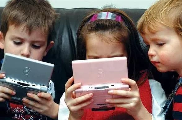 Гаджеты связали с замедлением развития умственных способностей в детстве - исследование