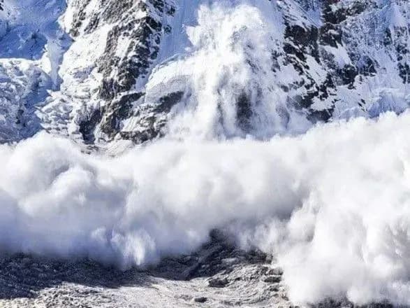 У Карпатах на дорогу зійшла лавина