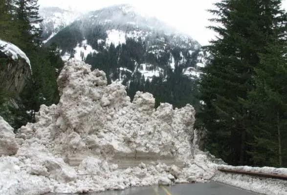 У Карпатах існує загроза зсувів снігу на дороги
