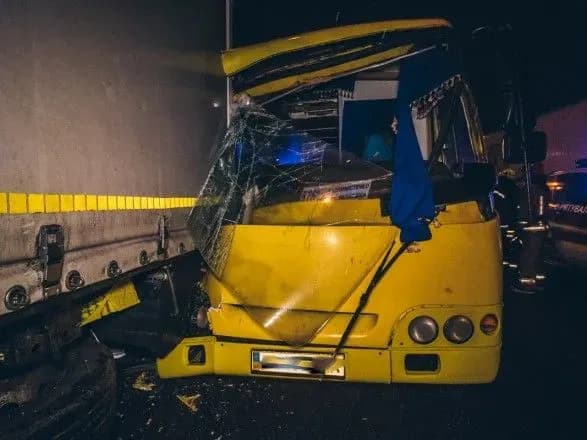 На Кільцевій дорозі у столиці маршрутка зіткнулася з вантажівкою - є постраждалі