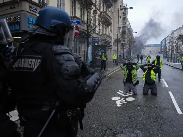У протестах "жовтих жилетів" брали участь майже 60 тисяч осіб