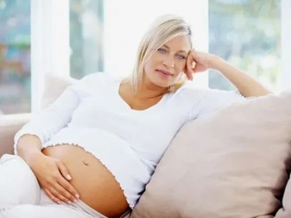 Медик пояснив, чим небезпечне пізнє батьківство