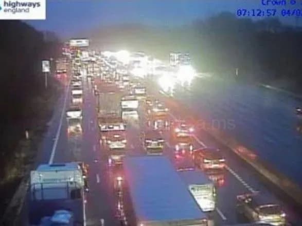 Палаючий фургон заблокував рух на трасі у Британії