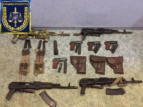 Двоє чоловіків викрали з частини ЗСУ зброю і продавали її