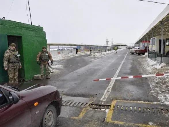 У чергах на КПВВ на Донбасі зібралось понад 300 авто