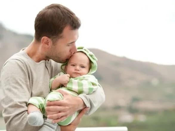 В Україні понад 15 тис. татусів отримують допомогу при народженні дитини