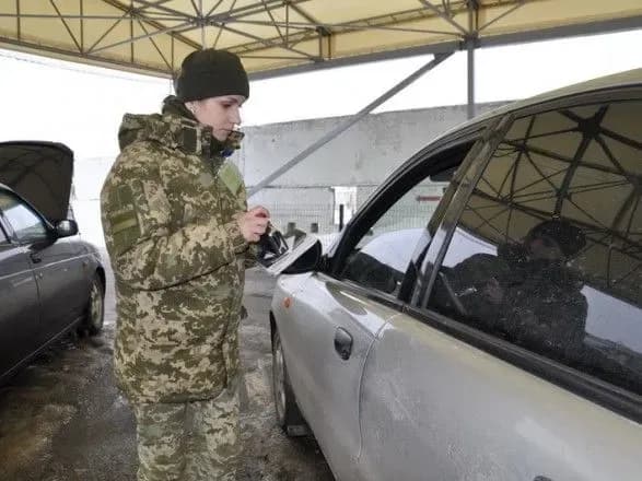 У чергах на КПВВ на Донбасі зібралося понад 300 авто