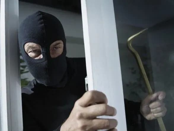 Мужчина обокрал двух священников и убежал в соседнюю область