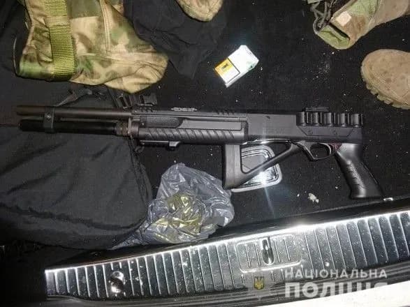 Человек посреди улицы начал стрелять из ружья, чтобы похвастаться