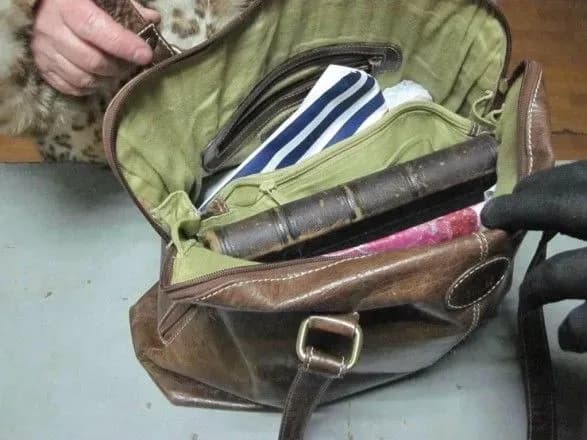 Из Украины пытались вывезти коллекцией древностей и книгу 19 века