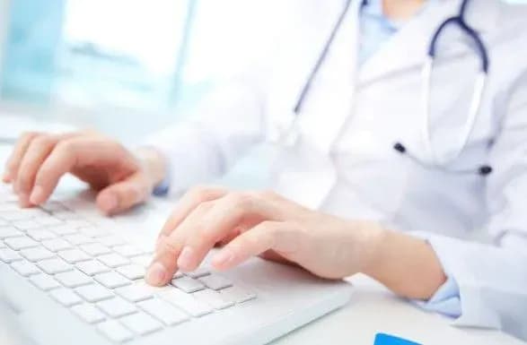 У Латвії лікарі б'ють на сполох через брак часу на пацієнтів