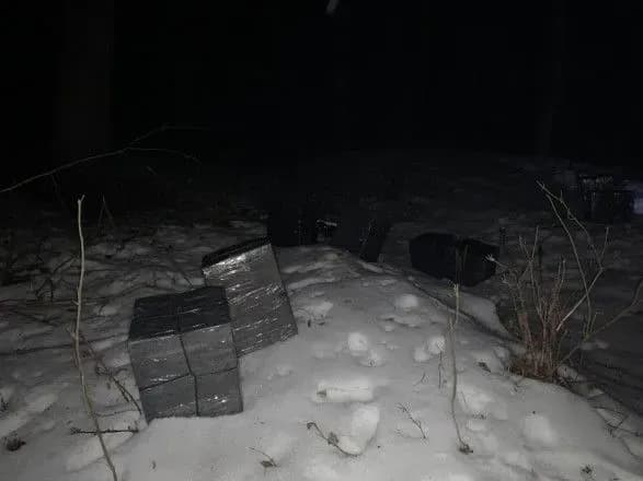 Контрабандисти кинули велику партію цигарок на кордоні з Румунією