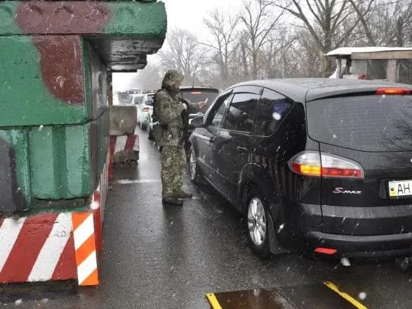 У чергах на КПВВ на Донбасі зібралось понад 300 авто