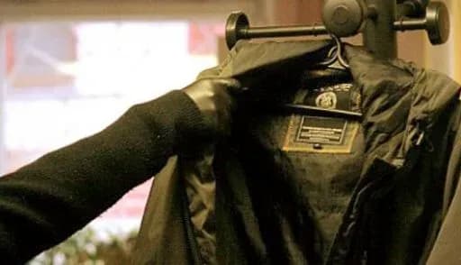 Рецидивіст вкрав куртку під час судового засідання