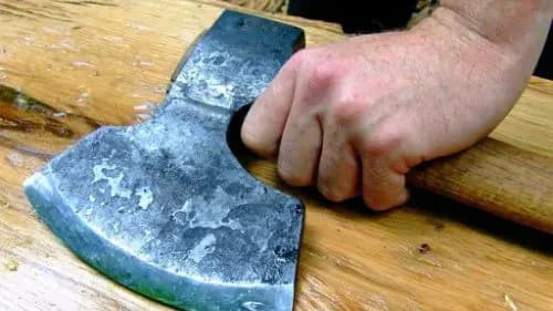 Мужчина зарубил топором знакомого и выдал смерть за несчастный случай